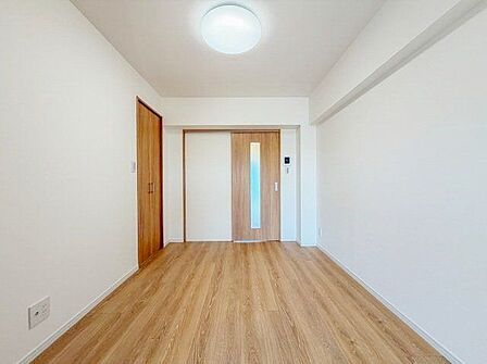 住まう方自身でカスタマイズして頂けるように「シンプル」にデザインされた室内。