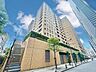 外観：人気の商業施設がバラエティー豊かに存在。趣味や遊びなどの好奇心を日常に求めていく住まいへ。 （空の加工を生成AIで行っています）