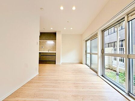 開口部が広く、たくさんの陽を取り入れます。窓を開ければ気持ちよい風が舞い込んできそうです。