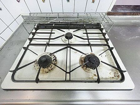 忙しいときでも一度にたくさんの料理が作れる3口コンロ。使い勝手の良さを考えました。
