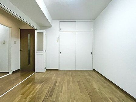 一日の疲れをいやしてくれる主寝室。時を忘れて過ごす場所として過ごせるお部屋。