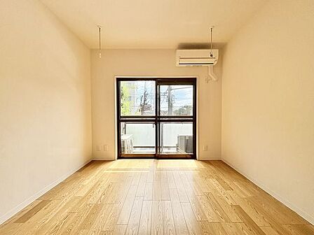 大きな窓からたっぷりと陽光が注がれる明るい空間。