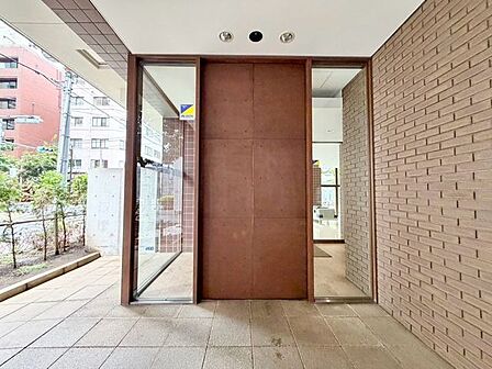 外と内をつなぐエントランスは、まさに顔となる場所。シンプルながらも上質な空間を作り出します。