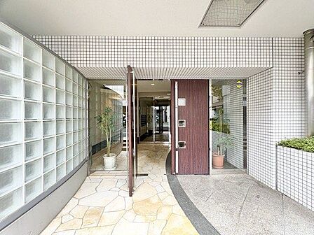 外と内をつなぐエントランスは、まさに顔となる場所。シンプルながらも上質な空間を作り出します。
