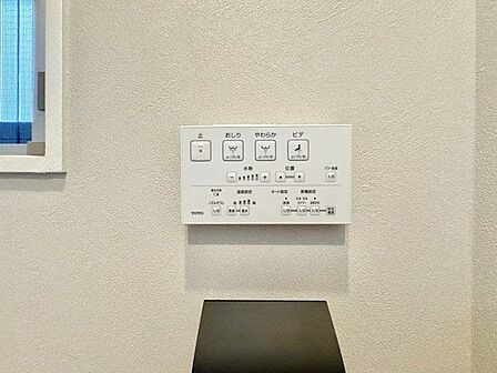 快適な生活を送るための洗浄機能付トイレ。おしり洗浄・ビデ洗浄・暖房便座の機能を標準装備しています。