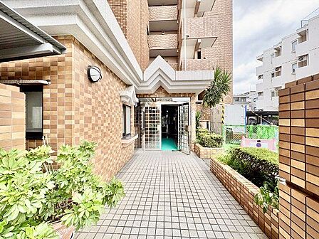 街の環境と住む人の暮らしを第一に考え、そこでしかできないエントランスを作り出されたこだわり。
