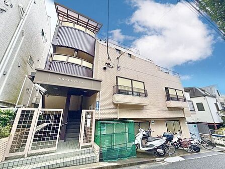 街並みに自然と馴染む色を基調とした外観は、温かみのある色合いが全体を包み、やさしい雰囲気を感じます。(空の加工を生成AIで行っています)
