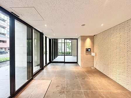 格調高いデザイン性を持つエントランスは、住む方のプライドを満たすクオリティ。