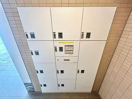 お仕事やお出かけで荷物が受け取れない時も大変便利な宅配ボックス完備。