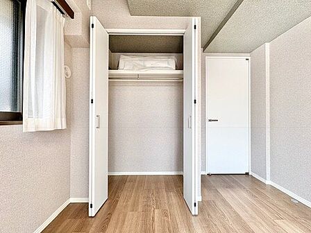 充分な収納スペースを確保。居室内に余計な家具を置く必要がないので、シンプルですっきりとした暮らし。