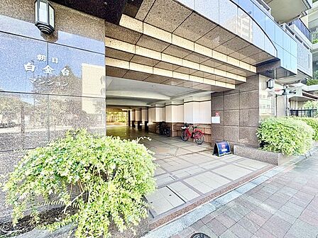 満ち足りたプライベートへ誘う気品あるエントランス。時が経てば経つほどにその価値が深まります。