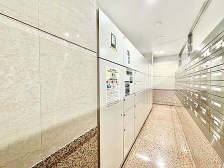 宅配ボックスがあるので、お仕事で忙しくても荷物が受け取れます。