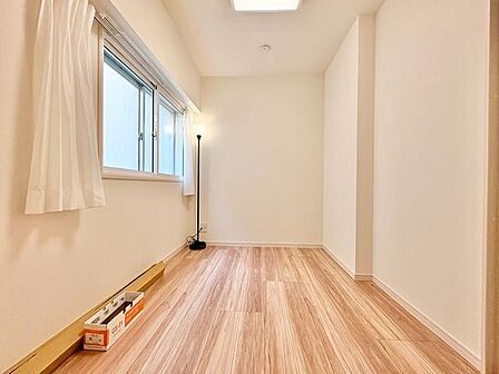 木のぬくもりを感じられる、のびのびとした明るい洋室です。いつまでも快適に暮らせる空間が広がります。