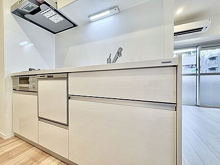 リビングダイニングを見渡せる対面キッチン。コミュニケーションがとりやすいオープンな空間です。