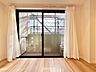 洋室：大きな窓からたっぷりと陽光が注がれる明るい空間。時を忘れて過ごせるお部屋。