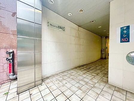 落ち着きのある温かな風情のエントランスは、訪れる方々を優しく包み込み、心地よい空間を演出しています。
