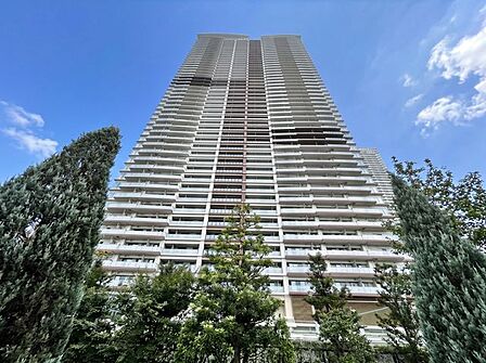 爽やかな青空の下に贅沢なほどに降り注ぐ陽光、豊かな居住性。クオリティが見事に調和した住空間。