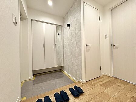 玄関ドアを開けると、明るい室内がお出迎え。毎日の帰宅が楽しみになりそうです。