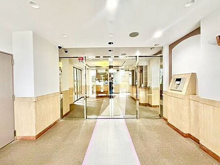 すっきりとしたエントランスは、明るく見通しが良いので防犯面でも安心して出入りして頂けます。