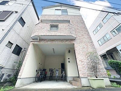 外観:環境に調和した気品漂う外観。落ち着きのある上質な空間へといざないます。(空の加工を生成AIで行っています) 外観:環境に調和した気品漂う外観。落ち着きのある上質な空間へといざないます。(空の加工を生成AIで行っています)