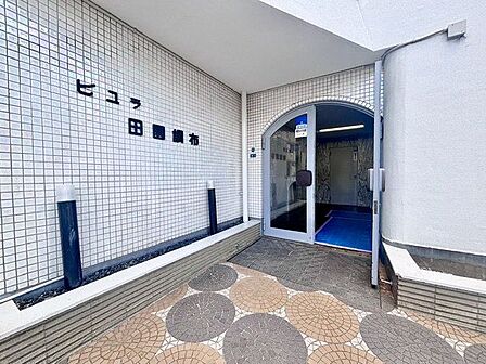 落ち着きのある温かな風情のエントランス。住まう方や訪れる方を優しくエスコートします。