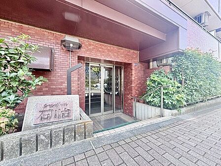 落ち着きのある温かな風情のエントランスは、訪れる方々を優しく包み込み、心地よい空間を演出しています。