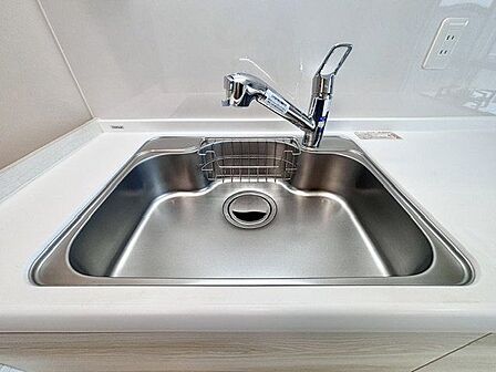 キレイなお水がいつでも、安心して飲める浄水器内蔵型水栓付き。