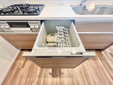 ビルトイン食洗機は、節水や節電機能も充実して家事の手助けをしてくれます。