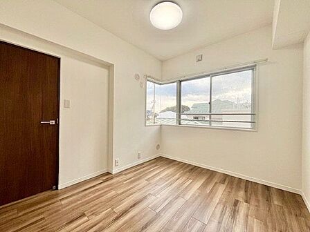 大きな窓からたっぷりと陽光が注がれる明るい空間。時を忘れて過ごせるお部屋。