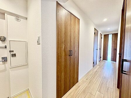 玄関はお家の顔としてすっきりとした素敵な空間に。印象のよい玄関は爽やかな住まいへの入り口です。