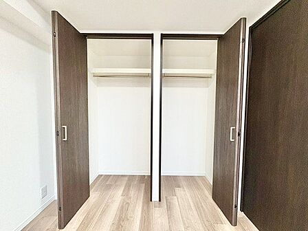 充分な収納スペースを確保。居室内に余計な家具を置く必要がないので、シンプルですっきりとした暮らし。