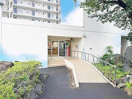 街の環境と住む人の暮らしを第一に考え、そこでしかできないエントランスを作り出されたこだわり。(空の加工を生成AIで行っています)