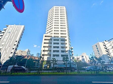 美しく都会的なデザインの外観。洗練されたディディールでラグジュアリーな住まいを実現。