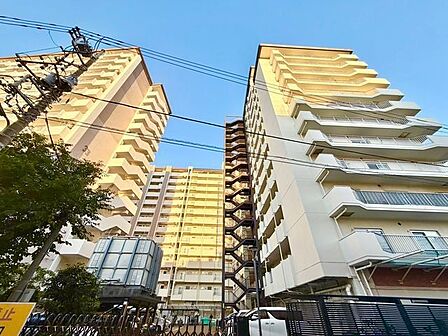 豊かな住環境に恵まれた大規模レジデンス。明るさとぬくもりを感じる、落ち着いた佇まい。