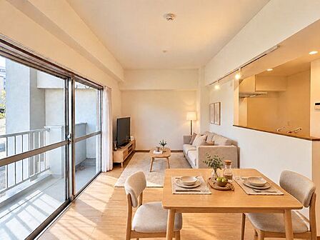太陽の恵みを一気に受けた明るくあたたかいお住まい。※生成AIによるイメージです。家具・小物は販売価格に含まれません