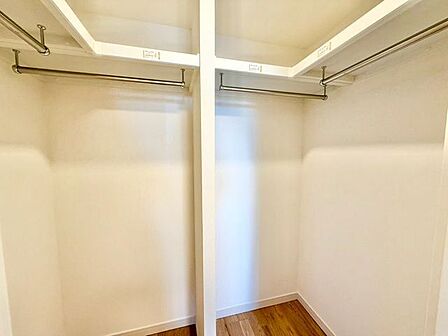 3面にハンガーパイプのある頼もしい大きさのウォークインクローゼット。