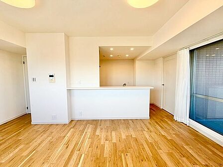 広々としたリビングでくつろぎのひと時。これからも長く快適に暮らせる住まいへ。