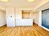 室内：広々としたリビングでくつろぎのひと時。これからも長く快適に暮らせる住まいへ。