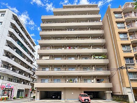 穏やかな住環境と充実の生活利便性を備えたこの地で誇りに思える住まいを実現。(空の加工を生成AIで行っています)