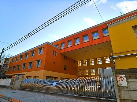 世田谷区立中町小学校 900m