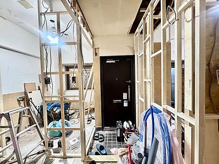 毎日出入りに使う玄関は外出する時は爽やかに、帰宅するときはホッとする落ち着いた空間へ。