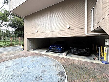 敷地内駐車場。