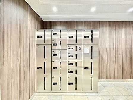 宅配BOX。お仕事やお出かけで荷物が受け取れない時も大変便利です。