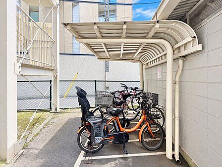 敷地内駐輪場。(空の加工を生成AIで行っています)