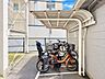 その他：敷地内駐輪場。（空の加工を生成AIで行っています）