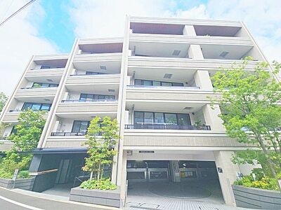 外観：爽やかな青空の下に贅沢なほどに降り注ぐ陽光、豊かな居住性。クオリティが見事に調和した住空間。