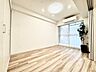 寝室：リビングと隣接の洋室。空間に奥行きが生まれ、美しく開放感のある空間となっています。