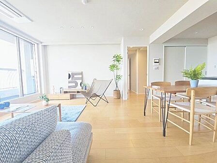 4人掛けのダイニングテーブルと2人掛けのソファ、リビングテーブルを置いてもゆとりのあるLDKです。