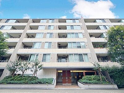 外観:洗練されたディディールでラグジュアリーな住まいを実現。(空の加工を生成AIで行っています) 外観:洗練されたディディールでラグジュアリーな住まいを実現。(空の加工を生成AIで行っています)