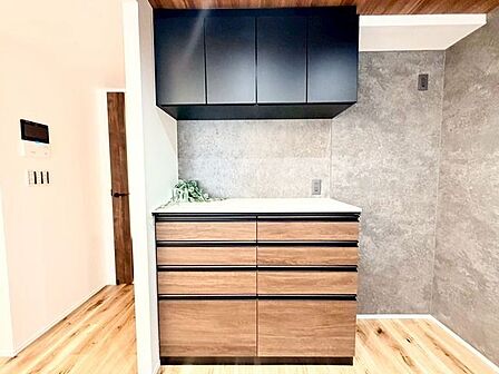キッチン背面にも収納スペースが設けられています。キッチン家電も置き場に困ることはありません。